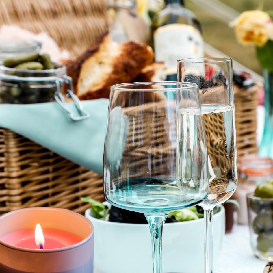 AL FRESCO DINING WITH A PINK SCENTED CANDLE